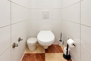 Bathroom - Six Tickets to Vienna 2BR near Westbahnhof (Vienna)