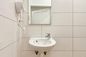 Bathroom - Six Tickets to Vienna 2BR near Westbahnhof (Vienna)