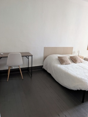 A bedroom with a bed, a desk, and a chair. - New Listing (Annonay)