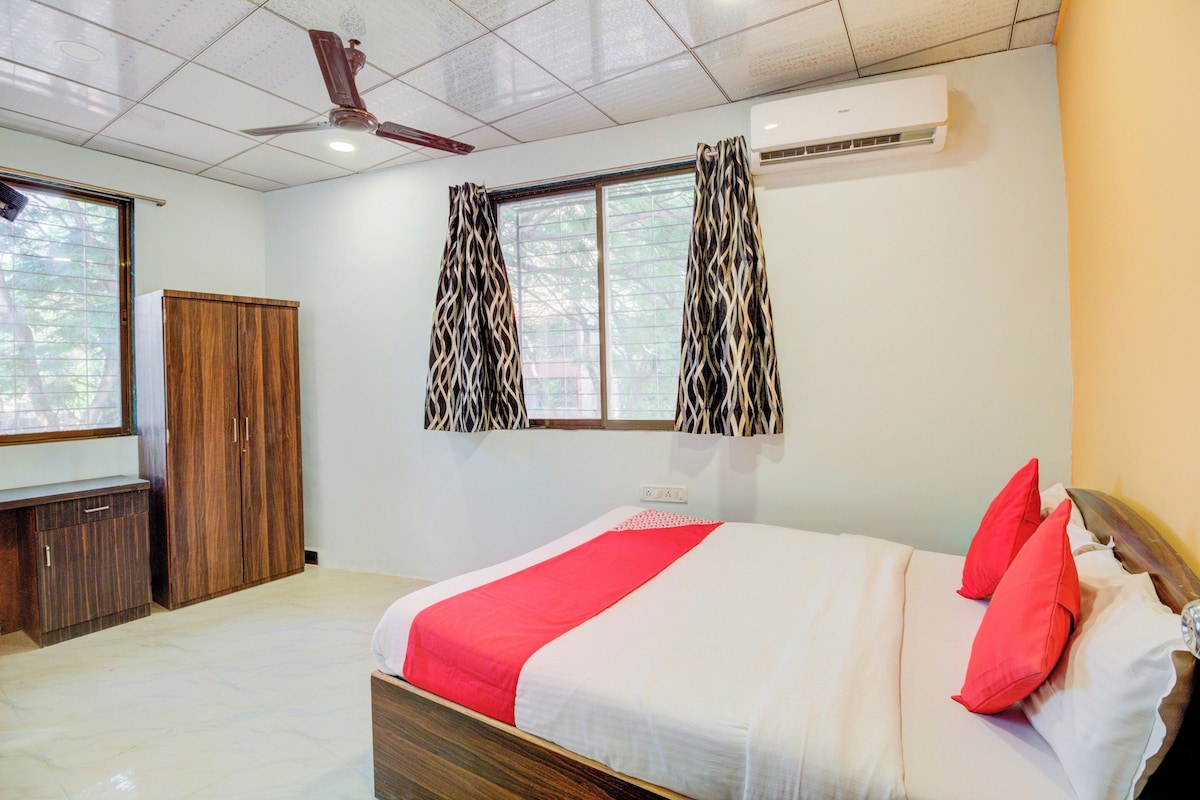 Un dormitorio con cama, armario y ventilador de techo.