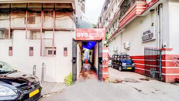 Un estrecho callejón con un hotel llamado 'OYO Flagship Dreamland Hotel' a la derecha.