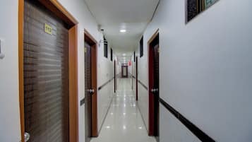 Un pasillo con puertas numeradas 112 y 113, que conduce a habitaciones.