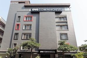 Un edificio moderno con el letrero 'OYO TOWNHOUSE' que indica una propiedad residencial.