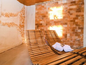 A sauna room with wooden benches, a tiled wall, and a small window. - Severnwolf House (Gloucester)