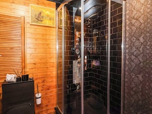 Bathroom - Severnwolf House (Gloucester)