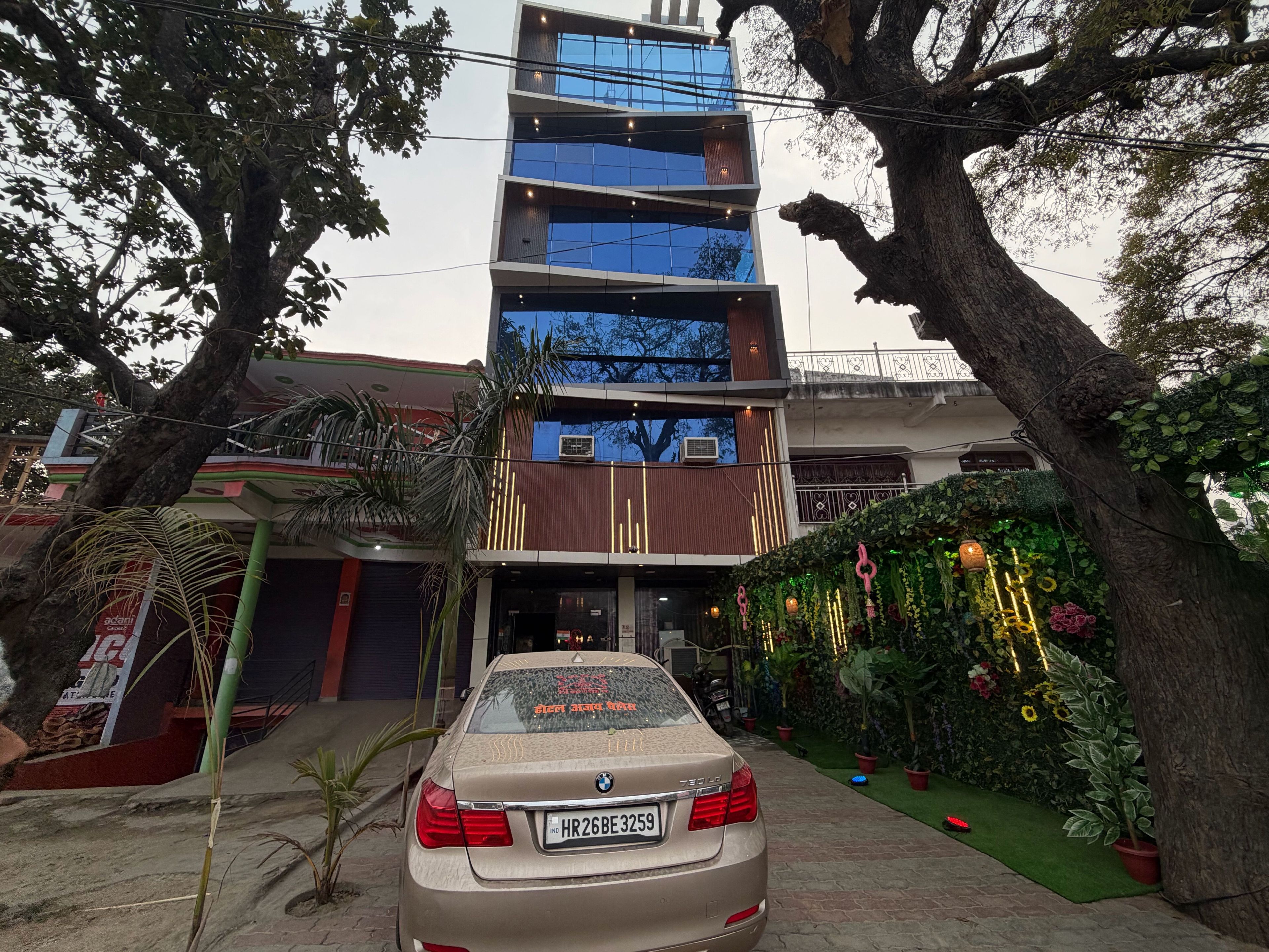 Un edificio de varios pisos con un coche estacionado frente a él.