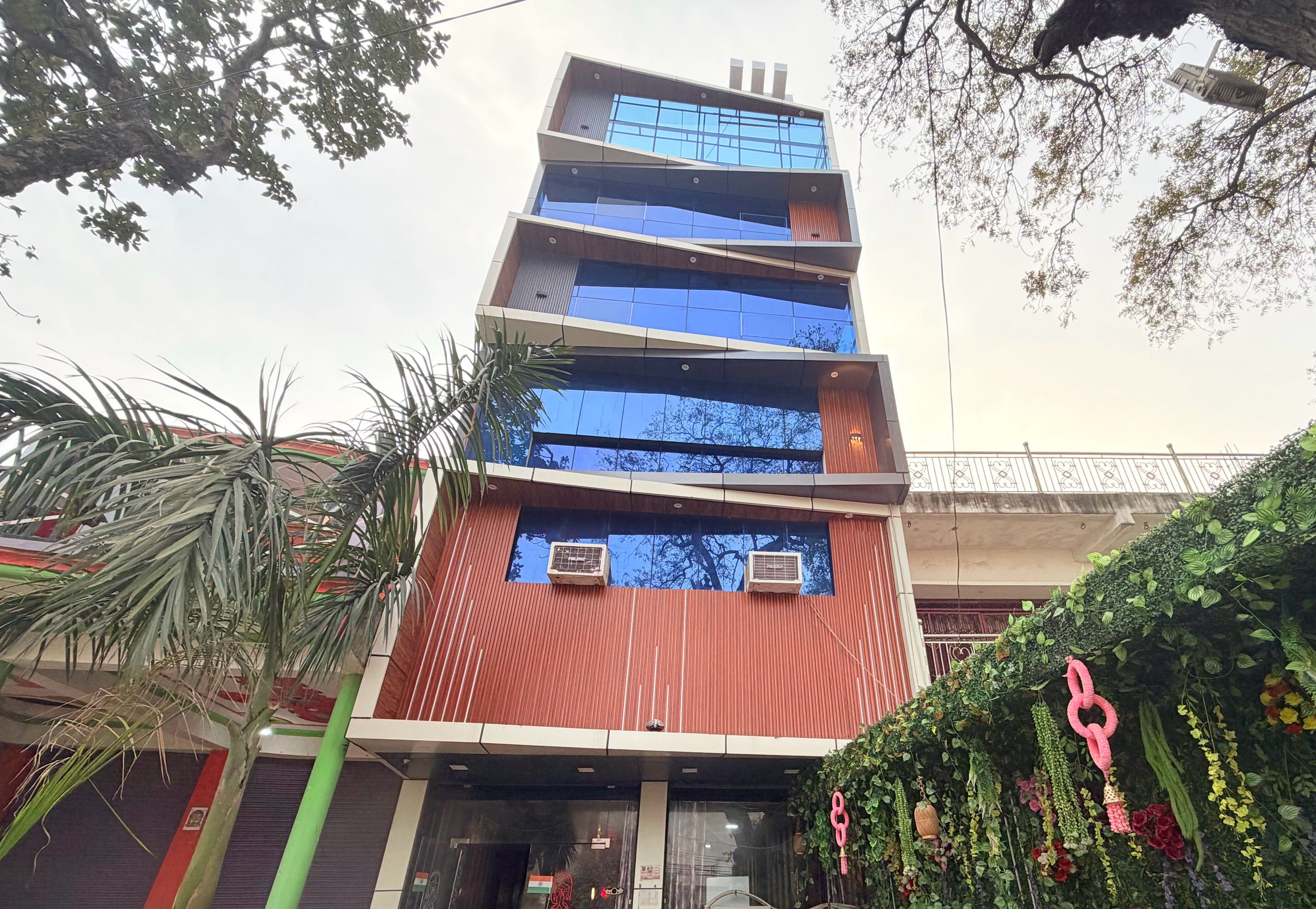 Un edificio moderno de varios pisos, con grandes ventanales y techo plano.