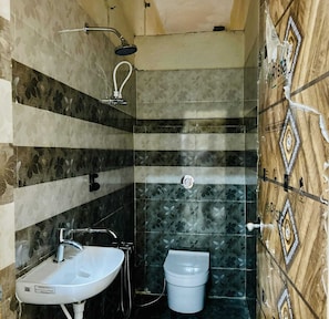 A bathroom with a shower, sink, and toilet. - Hotel O Shri Krishna place (Lakhimpur)