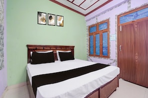 Un dormitorio con cama, armario y ventana con vistas.