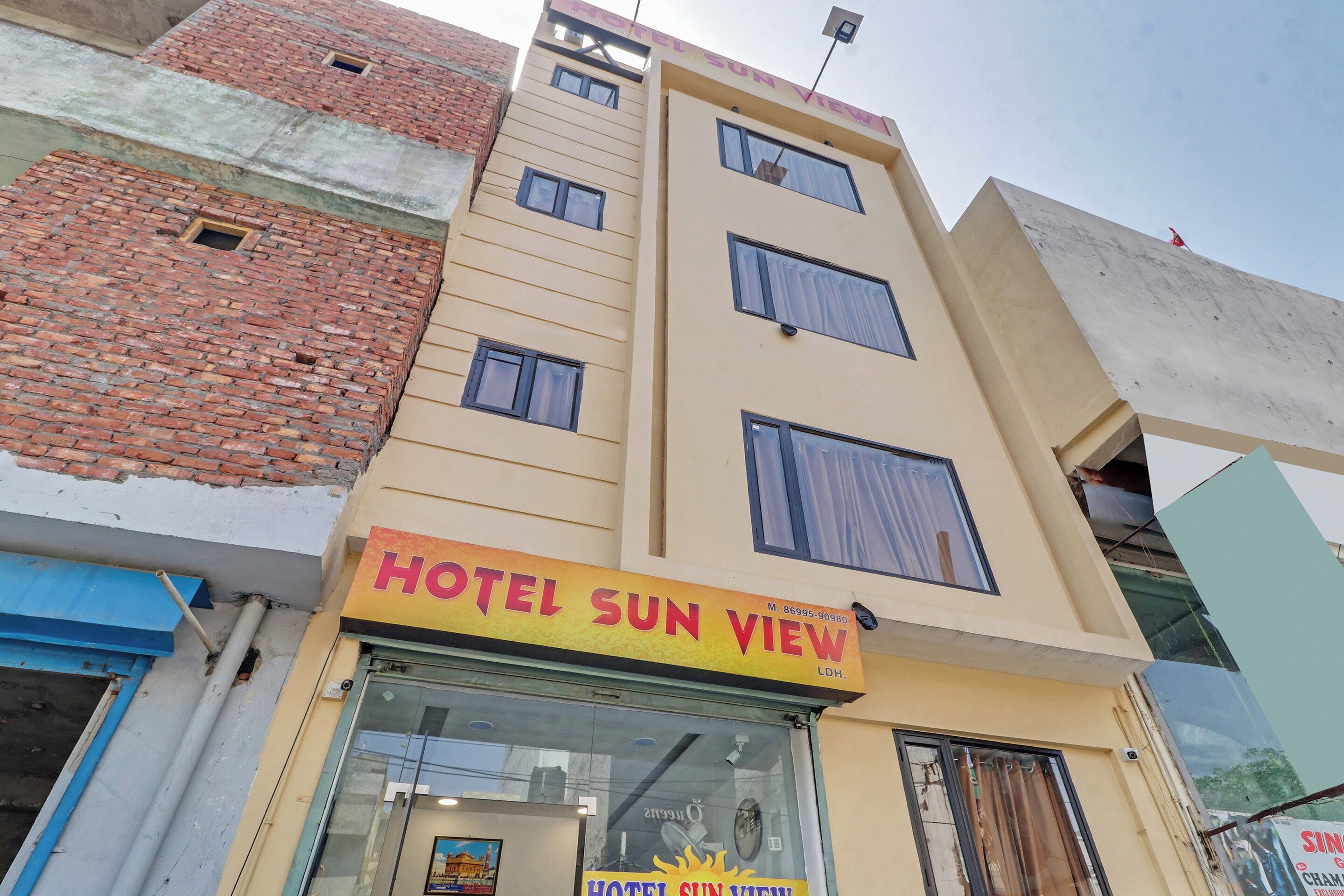 Un edificio de varios pisos con un letrero que dice 'HOTEL SUN VIEW'.