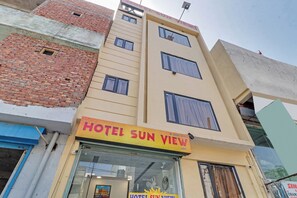 A multi-story building with a sign for 'HOTEL SUN VIEW.' - Hotel O by OYO Sun View (Ludhiana)