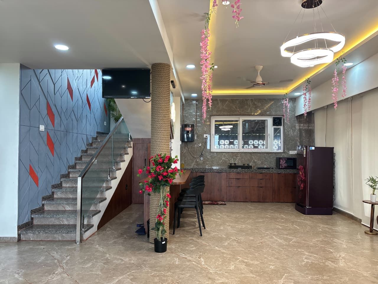 Ein modernes Interieur mit Treppe, Essbereich und Küche.