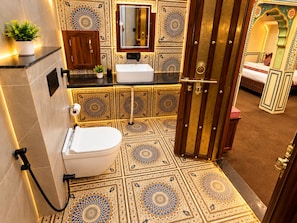 Un bagno con WC, lavandino e doccia.