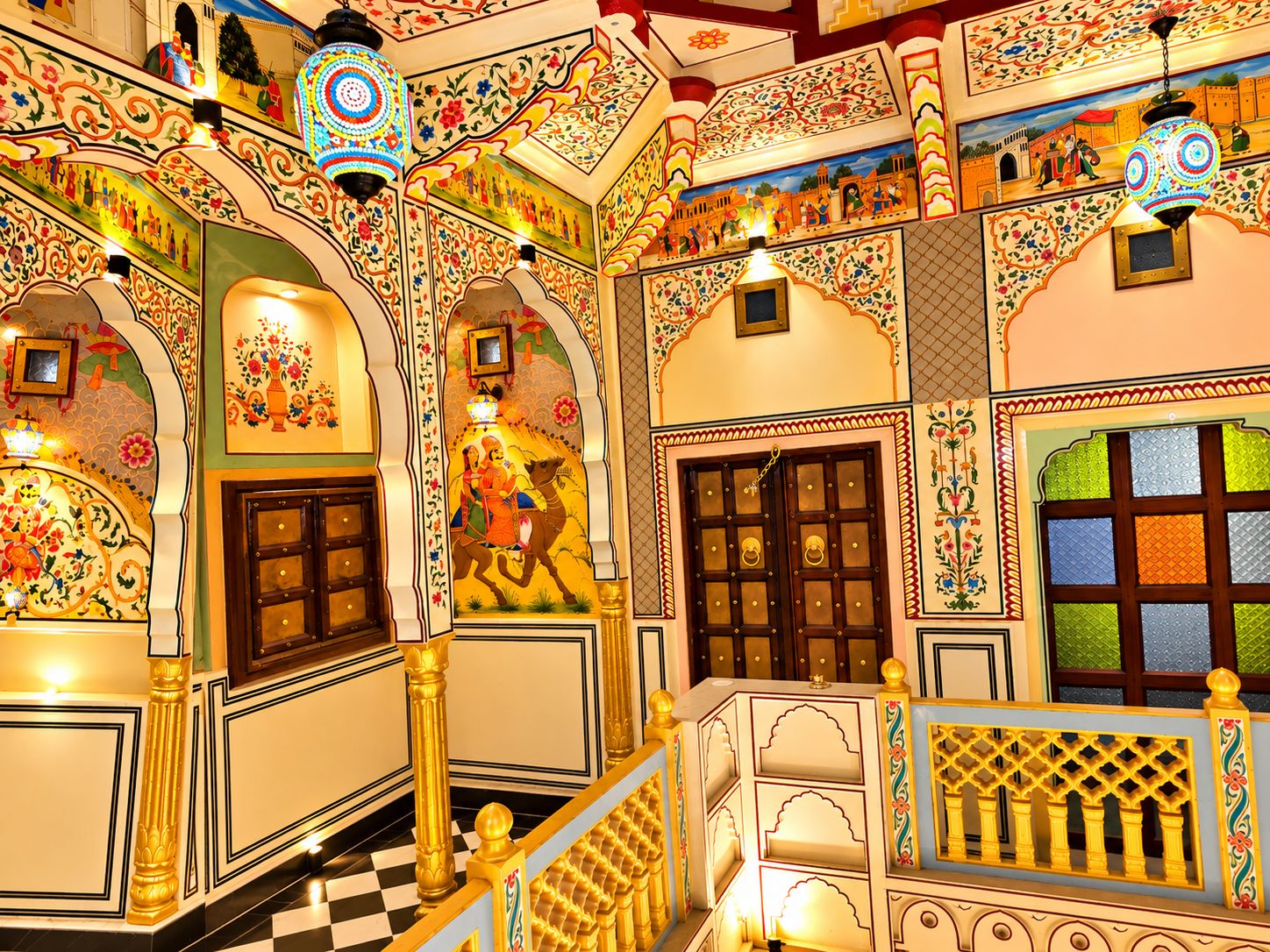 Ein traditionelles Interieur mit aufwendigen Bögen, einer Treppe und dekorativer Beleuchtung.