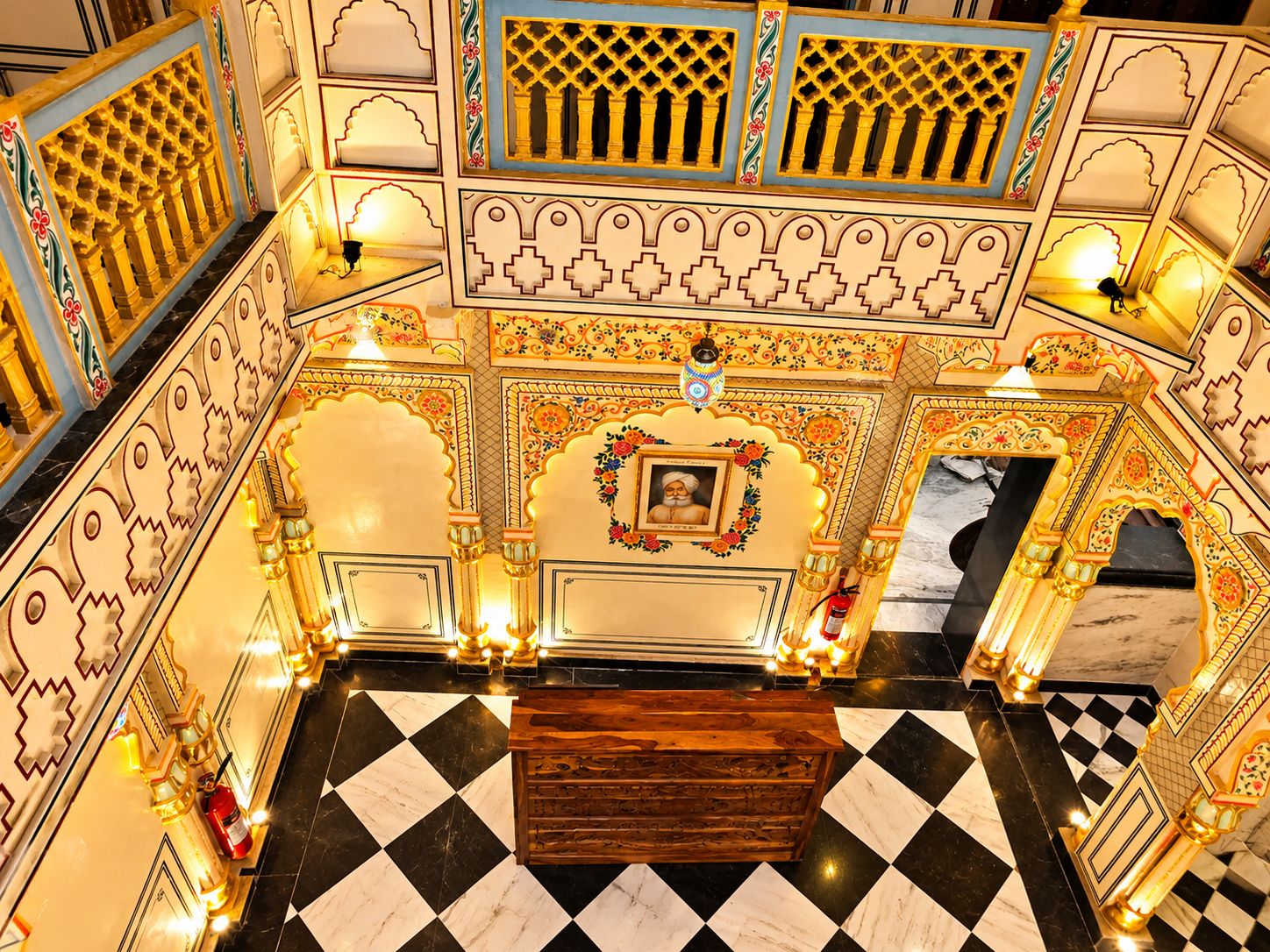 Un hall d’hôtel à la décoration recherchée, doté d’un sol à carreaux et d’un espace salon central.