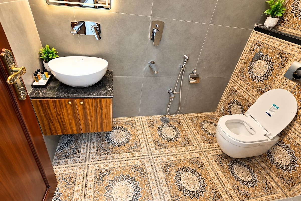 Un bagno con lavandino bianco, servizi igienici e doccia.