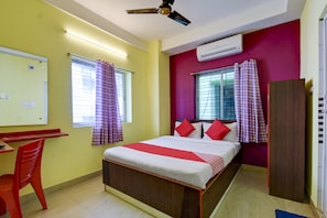A room with a bed, a desk, a chair, and a wardrobe. - Hotel O Ankita Guest House (Kolkata)