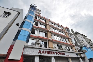 Un immeuble à plusieurs étages, sur lequel on peut voir une grande enseigne indiquant « AAFREEN TOWER ».