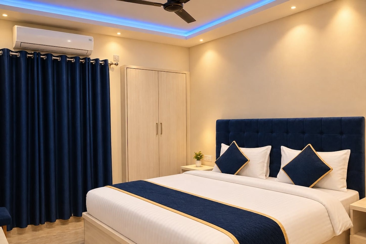 Una camera da letto con un letto, comodini, una ventola a soffitto e un armadio.
