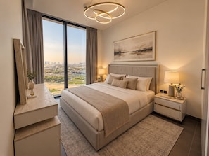 Ein modernes Hotelzimmer mit einem großen Bett, einem Nachttisch, Blick auf die Stadt und einem Bild an der Wand.