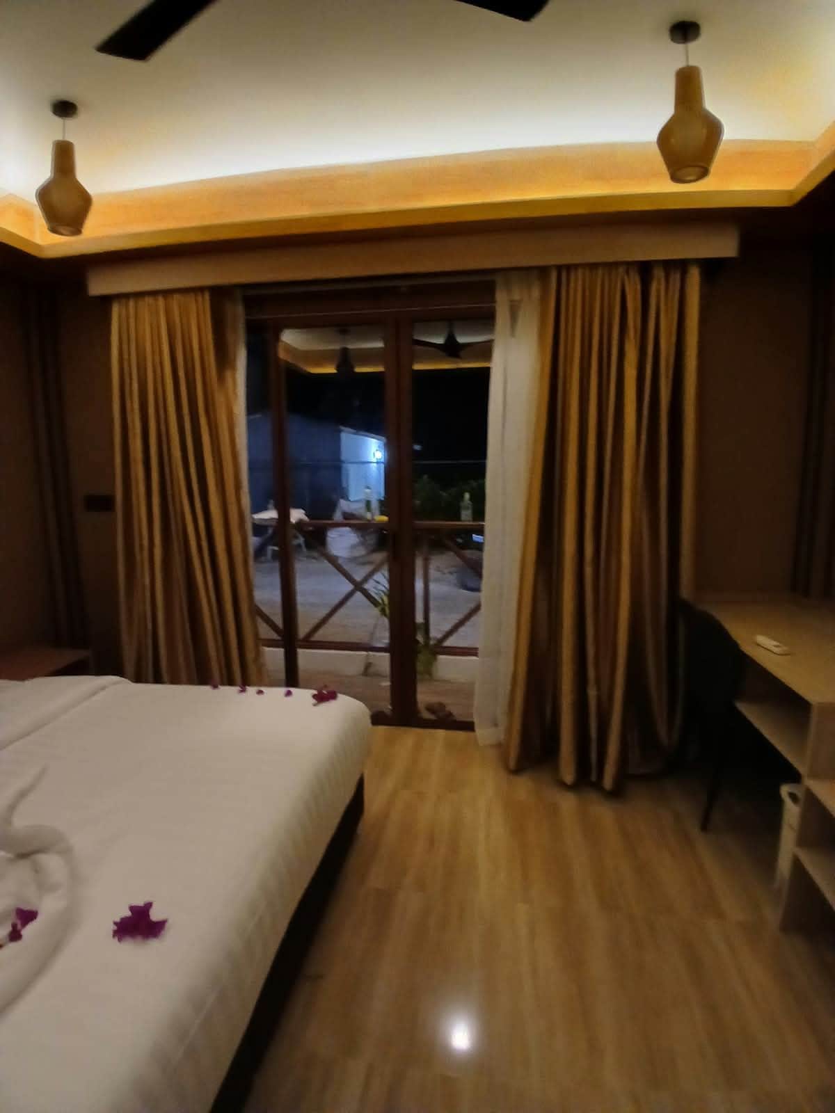 Une chambre d’hôtel avec un lit, un bureau et une vue sur l’extérieur.