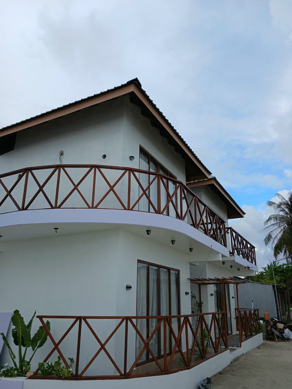 Un bâtiment à deux étages doté d’un balcon et d’une véranda.