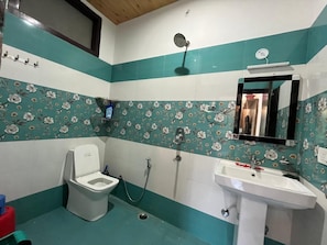 Un bagno con il water, la doccia e il lavandino.
