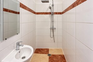 Bathroom - Your Vienna Reunion 2BR and Lounge for 6 (Vienna)