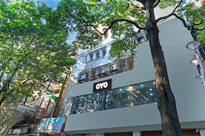 A building with a sign for 'OYO' and a sign for 'National Insurance Company Limited'. - Hotel O Jalan Regency (Kolkata)