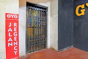 Exterior detail - Hotel O Jalan Regency (Kolkata)