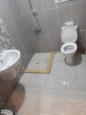 A bathroom with a toilet, bidet, and sink. - Avin Resort Hurghada (Hurghada)