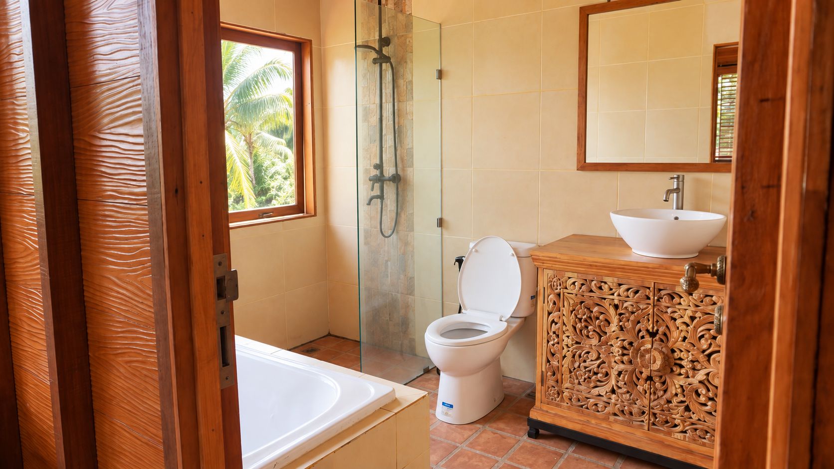Un bagno con doccia, WC e lavabo.