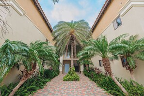 Discover the tropical charm of Gold Coast, where beautiful palm trees, lush landscaping, and Mediterranean-inspired architecture create a welcoming resort-style atmosphere. - Experience this stylish 3BR/2BA Gold Coast condo togheter with your family. Relax on your private covered patio with gas BBQ, or enjoy resort pools, tennis courts and a gym in this gated community. Aruba’s beautiful beaches are just minutes away. (Noord)