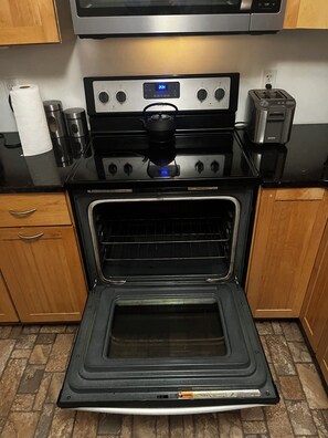 Una cocina con estufa, horno y tostadora.