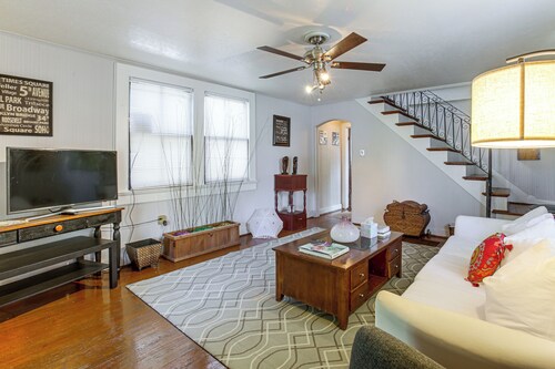 Walk to Shops & Restaurants! Classic Nola Home