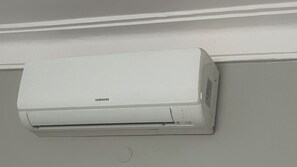 Un climatiseur Samsung blanc, fixé au mur.