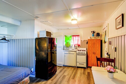 Quaint Couples Unit w/ Lake Access in Tawas City