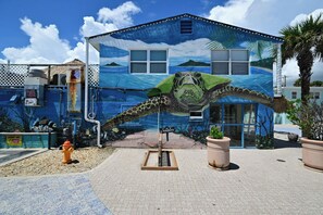 A building with a mural of a sea turtle and a sign that reads 'FAT KAHUNAS'. - Pool Access, Walk to Beach! Cape Canaveral Apt (Cape Canaveral)