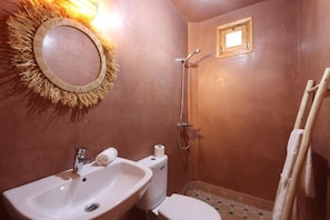 A bathroom with a sink, toilet, and shower. - La Perle De Neige (Imlil)