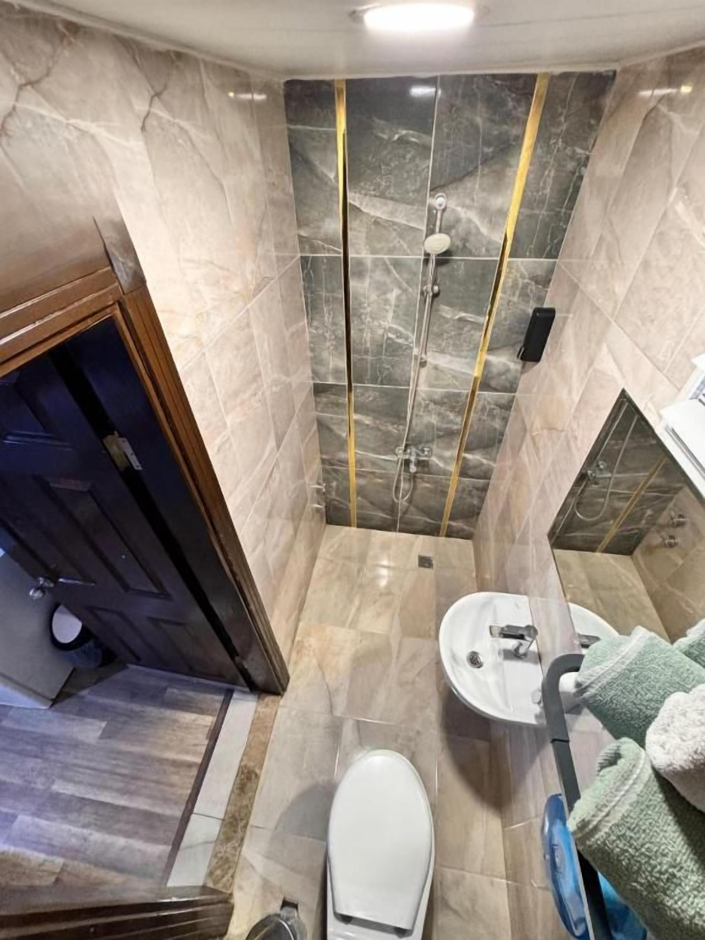 Un baño con inodoro, ducha y lavamanos.