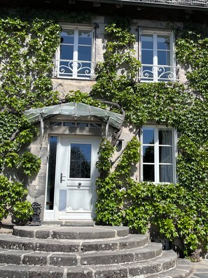A building with a white door, a small porch, and steps leading up to the entrance. - New Listing (Saint-Cirgues-de-Malbert)