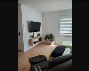 Interior - Walk Kingsville !! 2 to 7 minute walk to all the great spots ! 8 People (Kingsville)