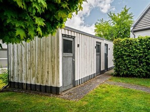 A single-story mobile home with a front door and a small porch area. - Lontargos Upper Floor Apartment (Goehren-Lebbin)