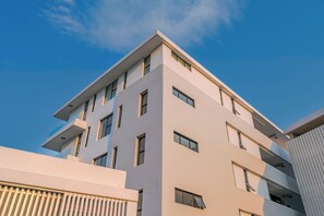 A multi-story building with a flat roof and large windows. - Stylish Umhlanga 2Bed | Aircon and Gym (Umhlanga)