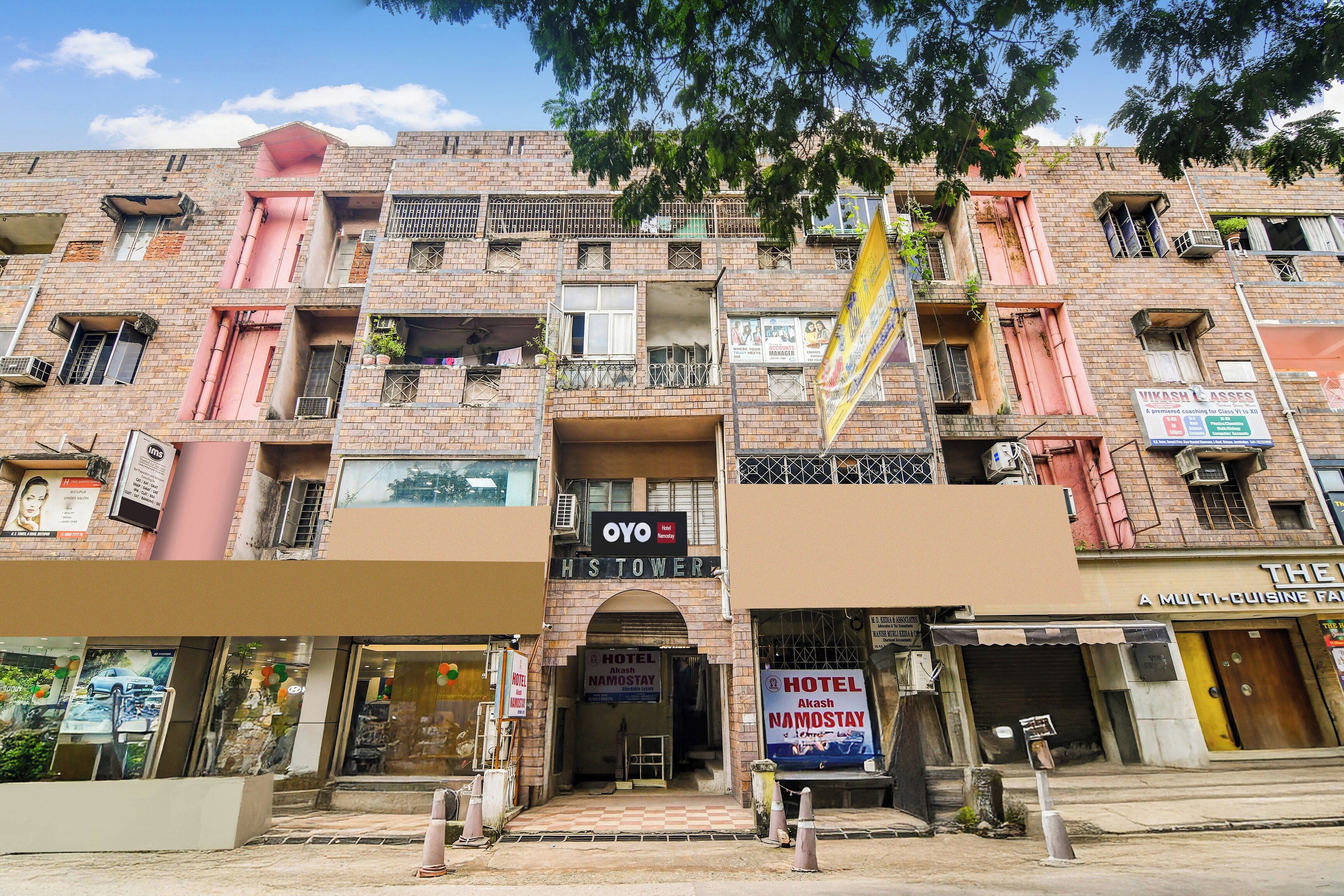 Un edificio de varios pisos con diversos comercios en la planta baja, incluyendo un hotel y un restaurante de cocina internacional.
