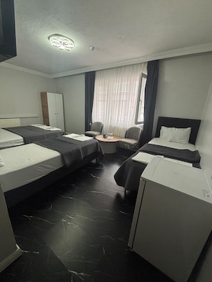 A hotel room with two beds, a desk, a chair, and a wardrobe. - Şelale Apart Otel (Afyonkarahisar)