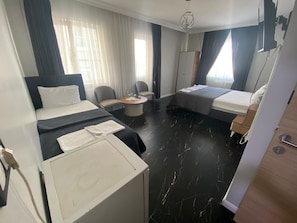 A hotel room with two beds, a desk, a chair, and a wardrobe. - Şelale Apart Otel (Afyonkarahisar)
