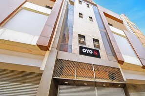 Edifício de hotel com uma placa de destaque que diz 'OYO Hotel Shily Shaka'.