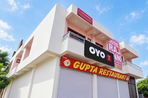 A multi-story building with signage for 'Hotel Raj Inn' and 'Oyo'. - Hotel O Raj In (Kanpur)