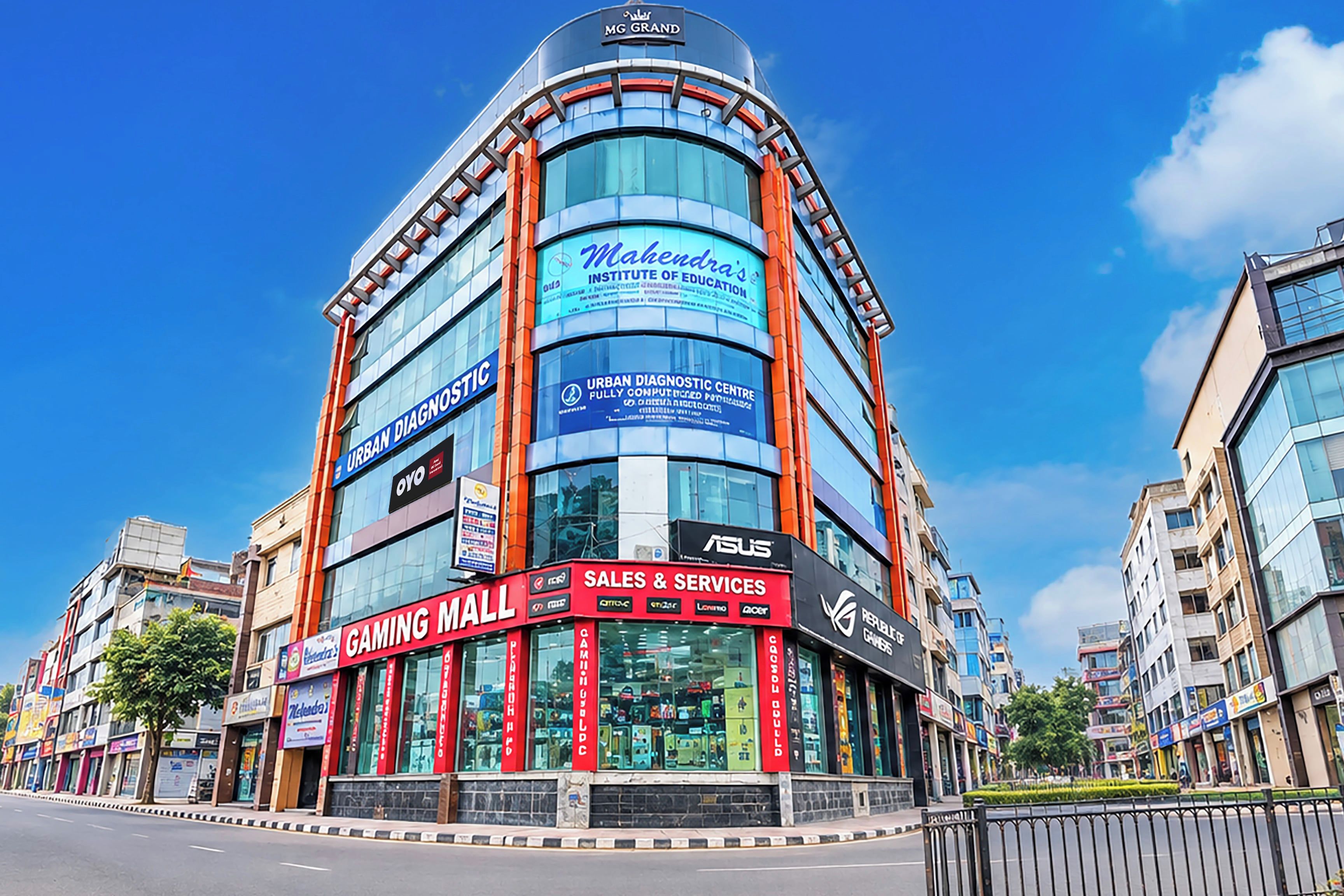 Un edificio de varios pisos que alberga un centro comercial de juegos en la planta baja, un centro de diagnóstico urbano y el Instituto de Educación Mahedra en los pisos superiores.